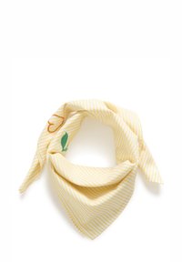 Sárga csíkos sál zöld levél- és narancssárga körvonalas díszítéssel, puha anyagból készült, háromszög alakú és varrott szegélyű.