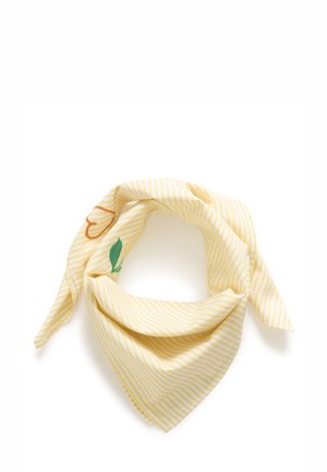 Żółty szalik w paski z zielonymi liśćmi i pomarańczowym obramowaniem, wykonany z miękkiej tkaniny, o trójkątnym kształcie i przeszywanych krawędziach.