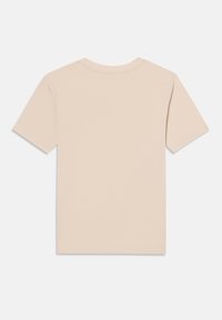 T-shirt beige à manches courtes en coton, avec un col ras du cou et un design simple. Le tissu a une texture lisse et uniforme.