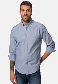 Camicia button-up a righe blu e bianche con colletto alla francese, maniche lunghe e orlo arrotondato, realizzata in un tessuto leggero.