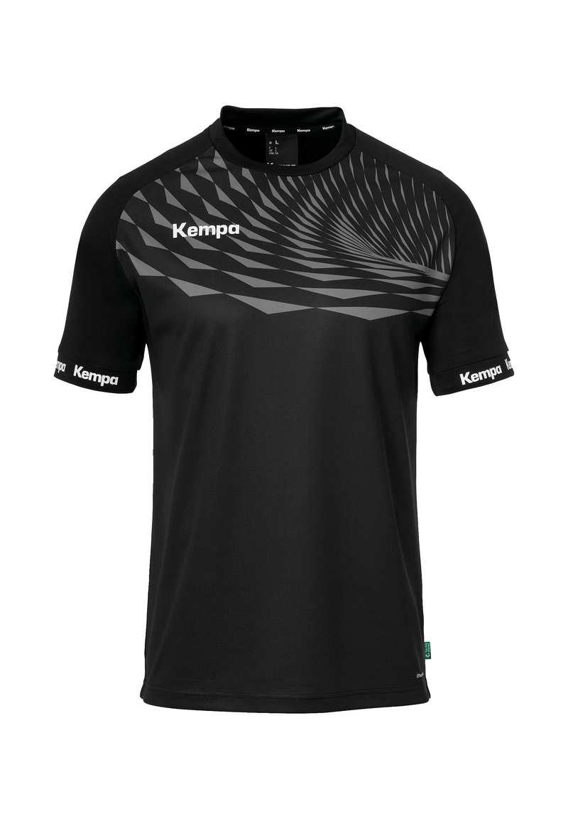 Zwarte sportshirt met korte mouwen, voorzien van een gestreept grijs geometrisch patroon op de bovenste helft, met het "Kempa" logo in het wit op de mouwen.