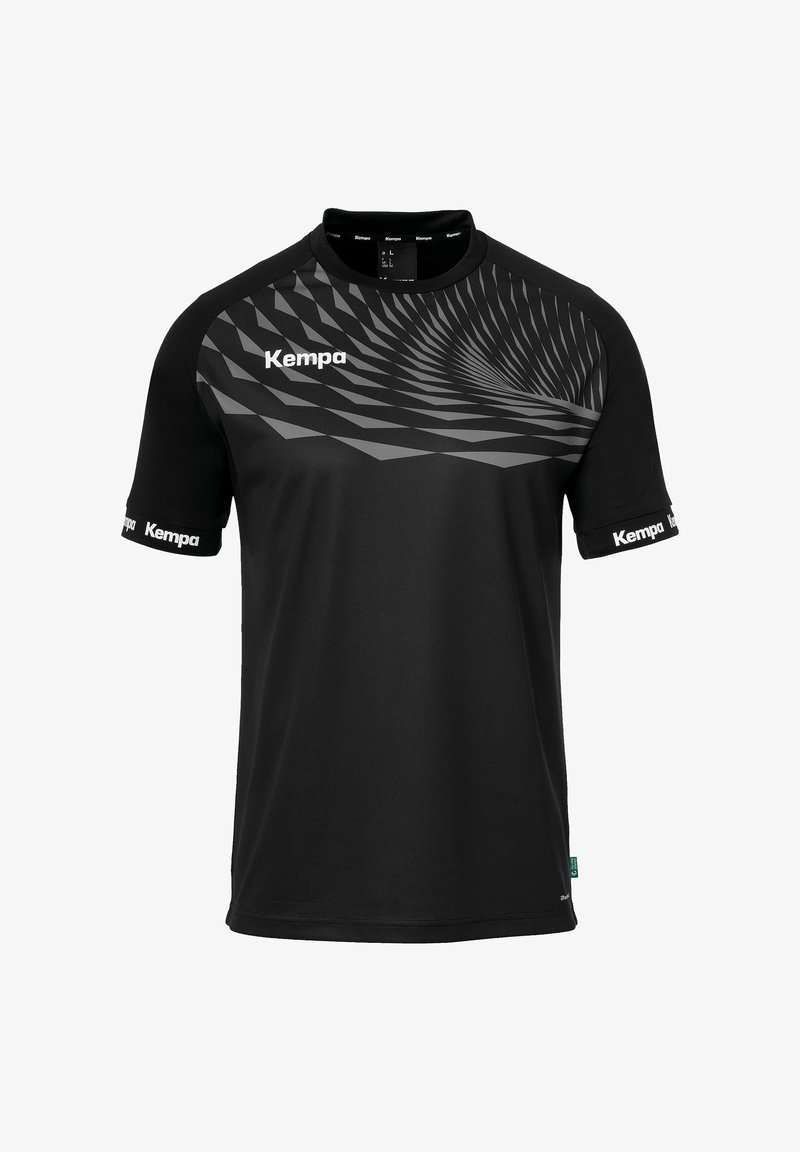 T-shirt de sport noir à manches courtes avec un motif géométrique texturé gris sur le devant supérieur, arborant le logo "Kempa" en blanc sur les manches.