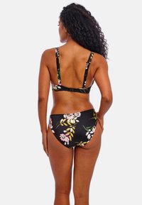Černý květinový bikiny s nastavitelnými ramínky, zdobený květinovým vzorem v růžové a žluté barvě, vyrobený z jemného materiálu s hladkou strukturou.