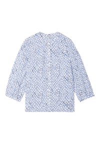 Blusa bianca con un motivo astratto blu, tessuto leggero, scollo rotondo, maniche a tre quarti e chiusura con bottoni frontale.