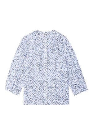 Blouse blanche avec un motif abstrait bleu, tissu léger, encolure ronde, manches trois-quarts et fermeture à boutons.