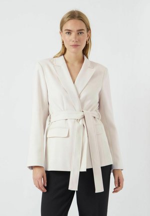 Lichtroze wikkelblazer met lange mouwen, sjaalkraag, zijzakken en een bijpassende riem. Glad materiaal met een gestructureerde silhouette.