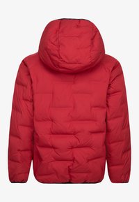 Chaqueta acolchada roja con capucha, que presenta cuadrados cosidos para textura, puños elásticos y un dobladillo recto. Se muestra vista trasera.
