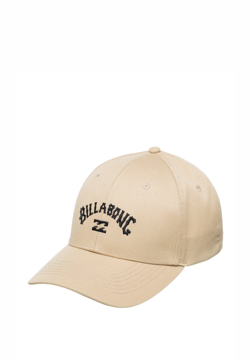 Cappello beige in tessuto con logo "Billabong" ricamato in nero e icona dell'onda. Forma strutturata con visiera curva e cinturino regolabile.