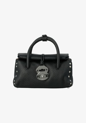 Zwarte leren handtas met een gestructureerd oppervlak, een afgeronde handgreep en zilverkleurige afwerking. Voorzien van een klep bovenaan en studs aan de zijkanten.
