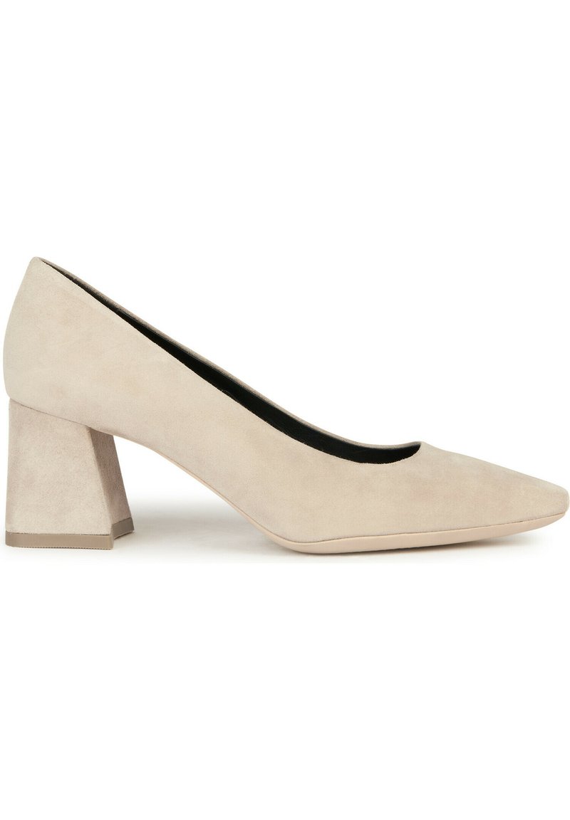 Beige Wildlederschuhe mit spitzem Zehenbereich und Blockabsatz. Der Absatz ist strukturiert und misst ungefähr 7,5 cm in der Höhe. Schwarzes, flaches Innenfutter.