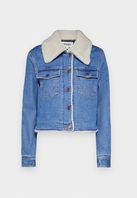 Jeansowa kurtka w jasnoniebieskim kolorze, z kołnierzem z owczej skóry, dwiema kieszeniami na piersi, brązowymi guzikami i postrzępionym dołem. Zawiera haftowany wzór na kieszeniach.