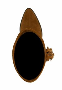 Braune Wildleder-Ankle-Boots mit spitzer Zehenform, ausgestattet mit einer strukturierten Detail am Absatz und einer geschwungenen Oberkante. Glatte Innenauskleidung.