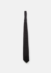 Corbata de etiqueta negra con un diseño delgado, hecha de una tela suave, con un extremo puntiagudo. La textura parece elegante y mate.