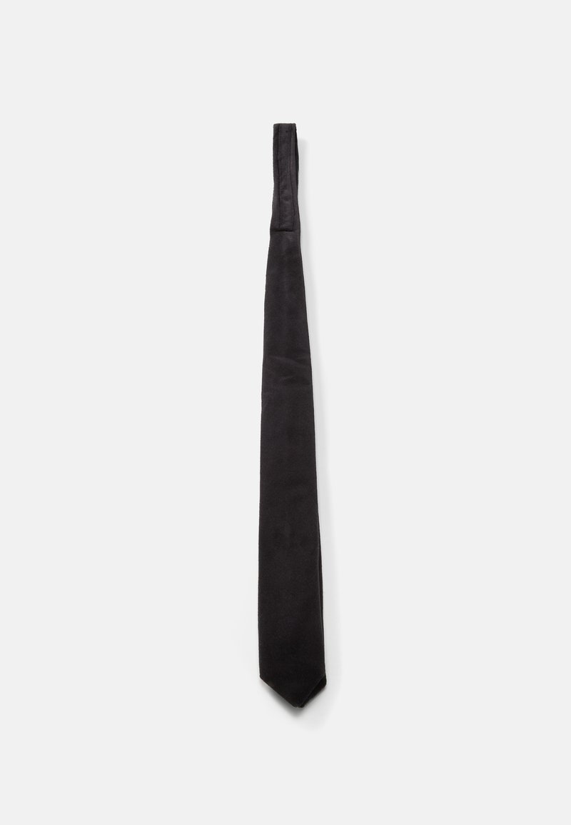 Corbata de etiqueta negra con un diseño delgado, hecha de una tela suave, con un extremo puntiagudo. La textura parece elegante y mate.