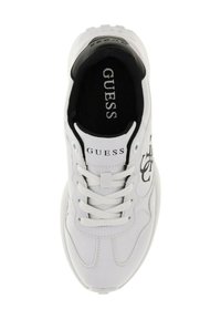 Sneaker bianca con tomaia in pelle liscia, design con lacci, suola in gomma e accenti neri sulla linguetta e sul logo. Stile semplice e sportivo.