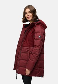 Bordeaux-rote Pufferjacke mit gestepptem Textur, einem Reißverschluss und einem Kordelzugkapuze. Sie verfügt über ein weiches Innenfutter und ein Logo-Patch am Ärmel.