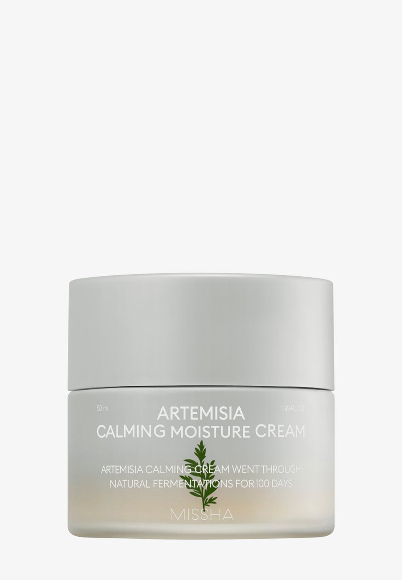 Pot de crème hydratante apaisante Artemisia avec un graphisme de feuille verte, mettant en avant le processus naturel de fermentation pendant 100 jours par MISSHA.