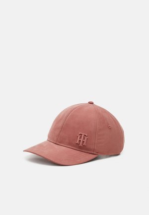 Casquette de baseball en daim rose poudré avec logo brodé sur le panneau avant et une visière incurvée, présentée sur fond blanc.