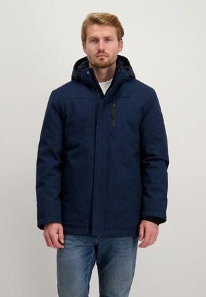 Navy blauwe hooded jack met een rits aan de voorkant, twee borstzakken en een gestructureerde stof. Voorzien van een verstelbare capuchon en contrasterende zwarte hardware.