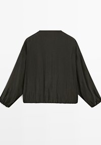 Dunkelolivgrüne Bomberjacke mit langen Ärmeln, elastischem Bund und einer glatten Satinoberfläche. Keine sichtbaren Muster oder Hardware-Details.