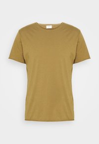 T-shirt uni vert olive à manches courtes, col rond, ourlet droit et petite étiquette blanche au col.