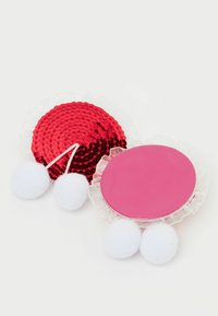 Svícenník v červené a růžové barvě s flitry a krajkovým obratem, se dvěma bílými bambulemi na spodní části. Kulatý tvar s lesklými a texturovanými povrchy.