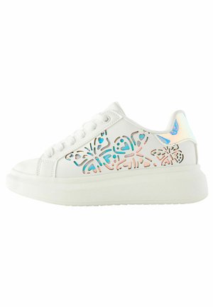 Sneaker bianca con motivo floreale ritagliato in blu e rosa, in pelle testurizzata, punta tonda e suola spessa bianca. Accenti riflettenti alla luce.