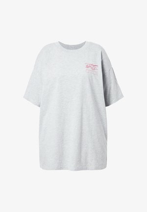 T-shirt oversize gris en tissu doux, avec des manches courtes et un col rond, arborant un petit motif graphique rose sur la poitrine.