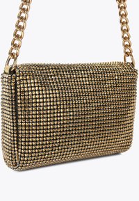 Borsa a pochette strutturata oro e nera con tracolla a catena, ricoperta di borchie metalliche disposte in un motivo a griglia, che mette in risalto una superficie texturizzata.