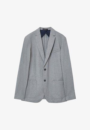 Blazer gris avec une finition texturée, deux poches avant, trois boutons, et un détail de col bleu marine. Coupe ajustée pour une silhouette cintrée.
