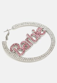 Orecchini a cerchio in argento decorati con strass trasparenti, con un logo "Barbie" rosa impreziosito da pietre scintillanti.