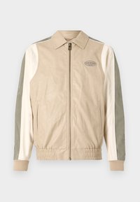 Beige Leder-Bomberjacke mit grünen und weißen Paneelen, Reißverschluss, gerippten Bündchen und GUESS-Logo-Patch auf der Brust.