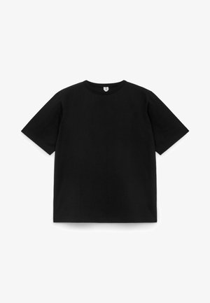 Schwarzes kurzärmliges T-Shirt mit Rundhalsausschnitt, flach auf einem weißen Hintergrund ausgelegt, zeigt die Vorderansicht ohne sichtbare Logos oder Designs.