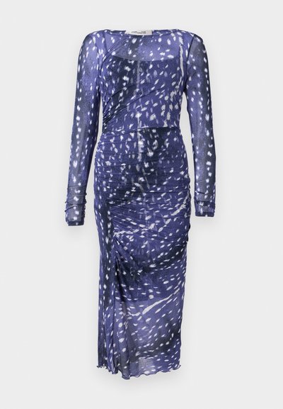 Vestido roxo transparente com mangas longas, design franzido, padrão abstrato em branco e uma fenda lateral. Textura de tecido suave.