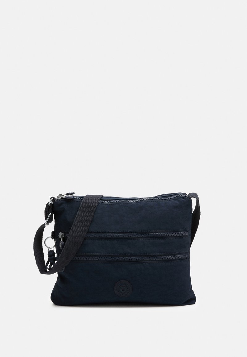 Námořnický crossbody batoh vyrobený z texturované látky, s dvěma zipovými předními kapsami, logem na nášivce a nastavitelným popruhem.