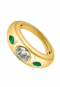Anillo de oro con un diseño suave y redondeado. Presenta una gran piedra preciosa transparente rodeada de dos piedras decorativas verdes. Acabado pulido.