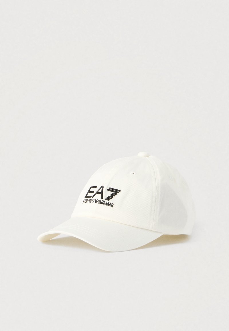 Șapcă de baseball albă, cu cozoroc curbat, brodată cu logo-ul "EA7" și "Emporio Armani" în negru. Realizată dintr-un material moale și ușor.