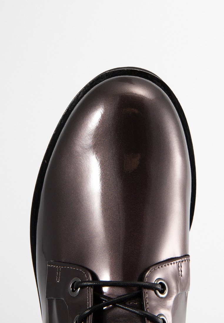 Braune Leder-Stiefelette mit glanzvoller Oberfläche, runder Zehenpartie, schwarzen Schnürsenkeln und Metallösen. Glatte Textur mit Gummisohle.