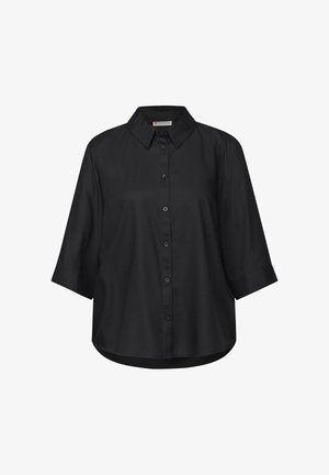 Camisa negra de botonadura con tela suave. Presenta un cuello clásico, mangas tres cuartos y un dobladillo ligeramente curvado.