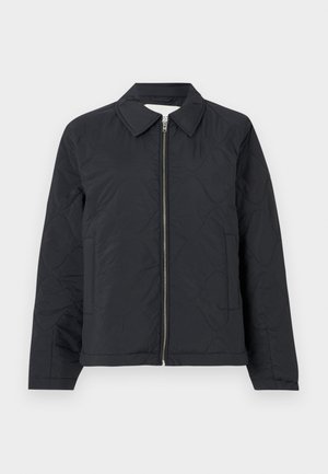 Gepolsterte schwarze Jacke mit Kragen, Frontreißverschluss und Seitentaschen. Sie zeichnet sich durch eine glatte, leichte Textur und ein dezentes Wellenmuster aus.