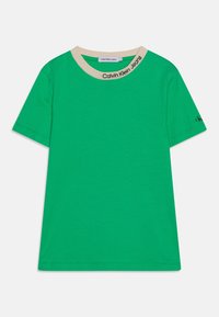 Grön bomull t-shirt med en beige ribbad krage. Har "Calvin Klein Jeans"-branding vid nacklinjen och en liten logotyp på ärmen.