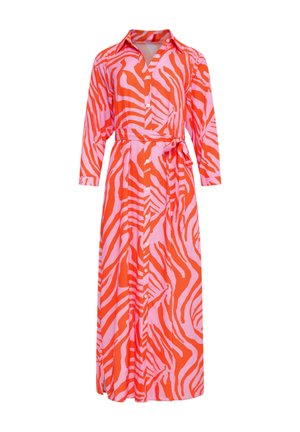 Langarmige jurk in het roze met oranje zebra strepen, voorzien van een kraag, knopen aan de voorkant en een zelfbindende tailleband. Zachte stoftextuur.