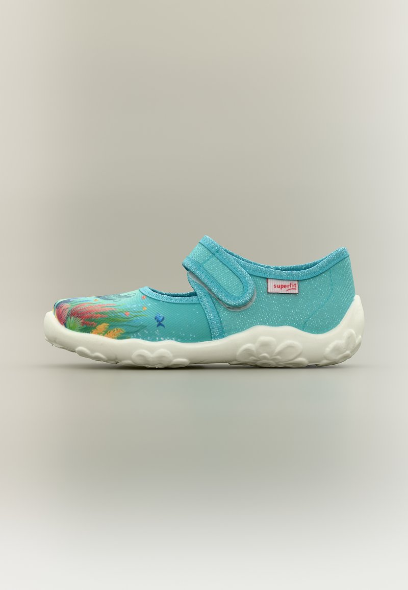 Τυρκουάζ παιδικό παπούτσι με ιμάντα βέλκρο, λουλουδάτα σχέδια στο πάνω μέρος και λευκή λαστιχένια σόλα με σχέδια λουλουδιών.