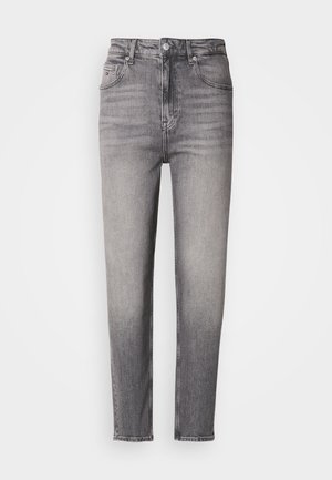 Høyt midjede, tettsittende grå jeans med falmet detaljering, knappelukking foran, beltehemper og fem-lommers design på hvit bakgrunn.