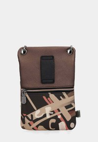 Strukturierter brauner Lederoberteil mit einem schwarzen Akzent, ausgestattet mit einer Reißverschlusstasche und einem gemusterten unteren Abschnitt in Beige-, Rot- und Schwarztönen.