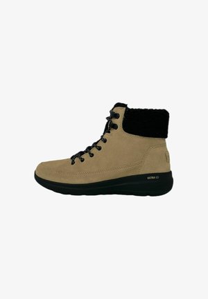 Beige Wildleder-Stiefelette mit schwarzem Fellkragen, schwarzen Schnürsenkeln und Gummisohle. Mit "ULTRA GO"-Logo an der Ferse.