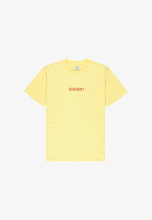 Gul bomulds-T-shirt med korte ærmer og rund halsudskæring. Præget med "ELEMENT" broderet i orange tværs over brystet. Glat tekstur.