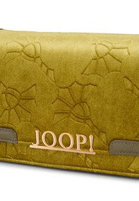 Grøn sædvet clutch med præget blomstermønster, der har en guld logo detalje og grå læder detaljer. Kompakt rektangulær form.