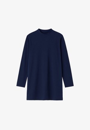 Sötétkék, hosszú ujjú felső, magas nyakkal, puha anyagból készült, laza szabással és egyenes vonalakkal, minimalista, mintázat nélküli dizájnnal.