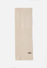 Beige gebreide sjaal met een zachte textuur, rechthoekige vorm, voorzien van een klein zwart logo label in de rechterbenedenhoek.